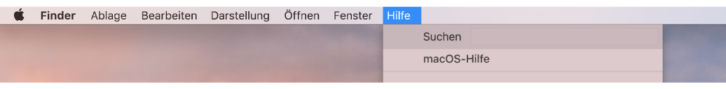 Ein Ausschnitt des Schreibtisch mit dem geöffneten Menü „Hilfe“, in dem die Menüoptionen „Suchen“ und „macOS-Hilfe“ zu sehen sind.