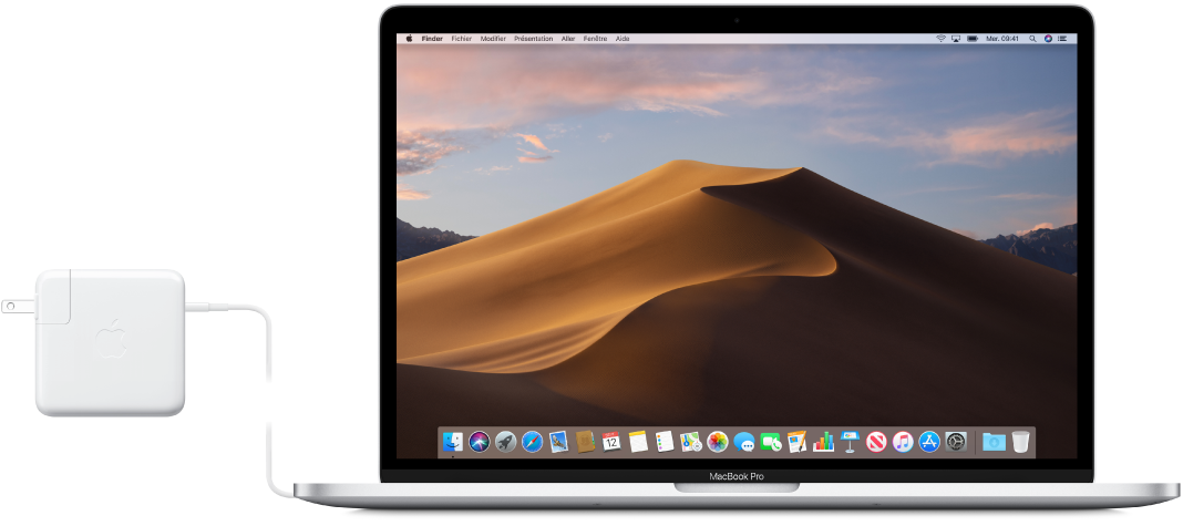 MacBook Pro avec l’adaptateur secteur branché.