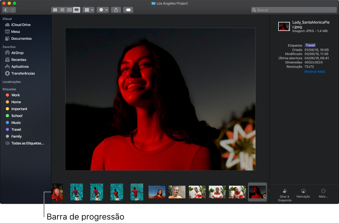 Uma janela do Finder aberta na “Visualização de Galeria” mostrando uma foto grande com uma linha de fotos menores — a barra de exploração — abaixo dela. Controles para rotação, marcação e outras funções estão à direita da barra de exploração.