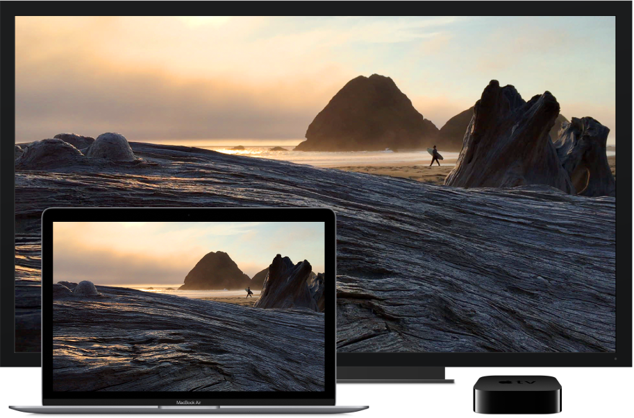 ‏MacBook Air שהתוכן שלו משוקף על מסך HDTV גדול באמצעות Apple TV.
