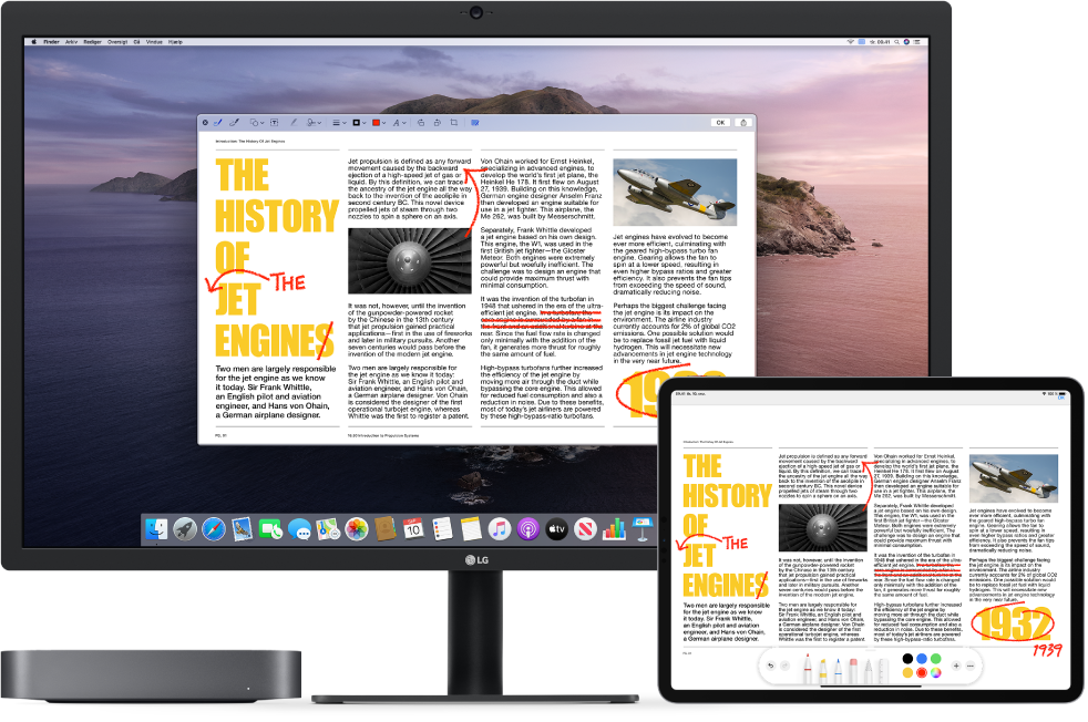 En Mac mini og en iPad står ved siden af hinanden. Begge skærme viser en artikel dækket af nedkradsede røde redigeringer, f.eks. udstregede sætninger, pile og tilføjede ord. iPad har også markeringsmuligheder nederst på skærmen.