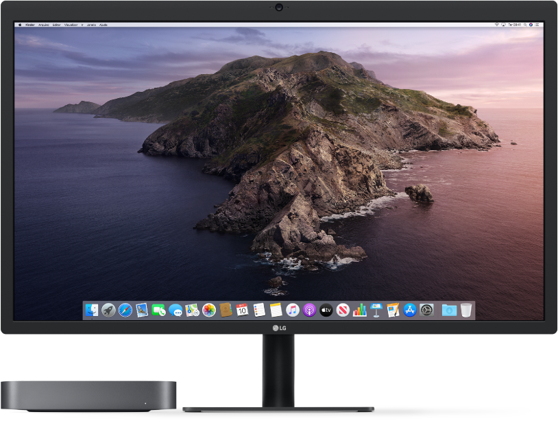 Mac mini ao lado de um monitor.