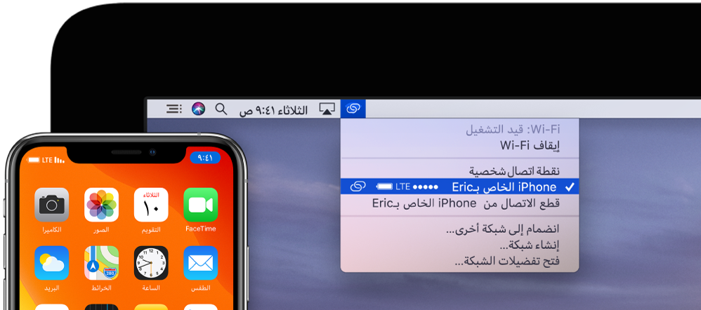 شاشة Mac تعرض قائمة Wi-Fi وتظهر بها نقطة اتصال شخصية متصلة بجهاز iPhone.