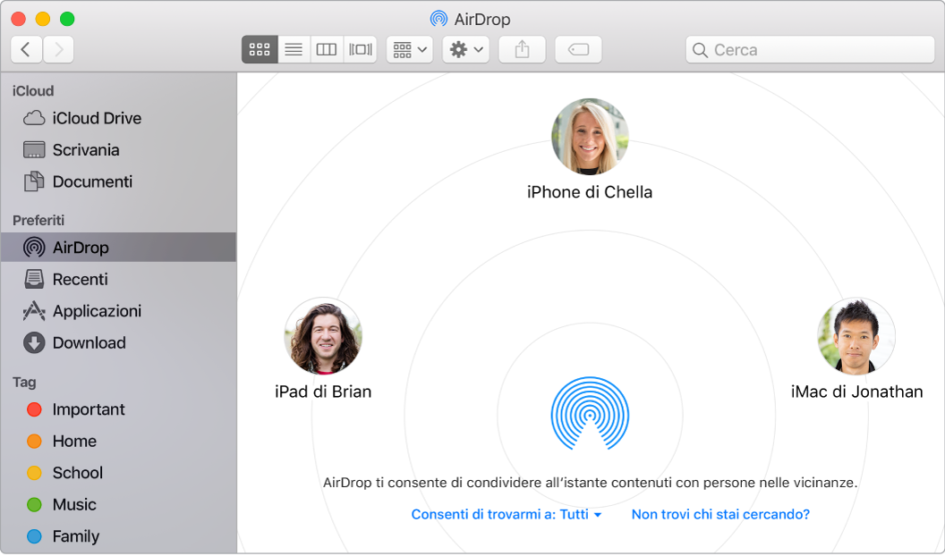 Una finestra del Finder con AirDrop selezionato nella sezione Preferiti della barra laterale.