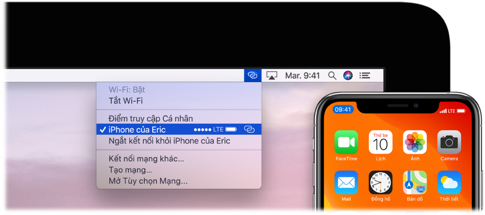 Màn hình máy Mac với menu Wi-Fi đang hiển thị Điểm truy cập cá nhân được kết nối với iPhone.