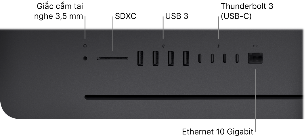Một iMac Pro đang hiển thị giắc cắm tai nghe 3,5 mm, khe cắm SDXC, các cổng USB 3, các cổng Thunderbolt 3 (USB-C) và cổng Ethernet (RJ-45).