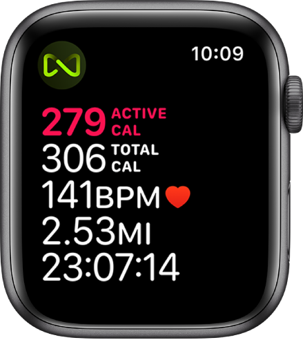 Obrazovka Cvičení s podrobnými informacemi o cvičení na běžeckém pásu. Symbol v levém horním rohu značí, že jsou Apple Watch bezdrátově připojené k běžeckému pásu.