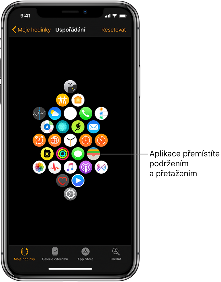 Obrazovka Uspořádání v aplikaci Apple Watch s ikonami uspořádanými v mřížce. Na ikonu aplikace směřuje popisek s textem „Aplikace můžete přesunout přetažením“