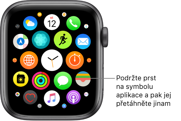 Plocha Apple Watch v zobrazení Mřížka. Popisek říká: „Podržte prst na aplikaci a pak ji přetáhněte na nové místo.“