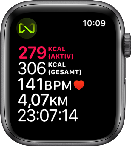 Ein Trainingsbildschirm mit Details zu einem Laufbandtraining. Ein Symbol oben links zeigt an, dass die Apple Watch kabellos mit dem Laufband verbunden ist.