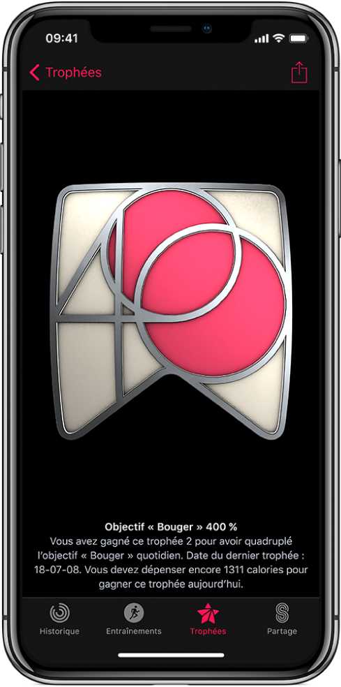 Onglet Trophées de l’écran de l’app Activité sur l’iPhone affichant un trophée au centre de l’écran. Vous pouvez faire pivoter la récompense. Le bouton Partager se situe en haut à droite.