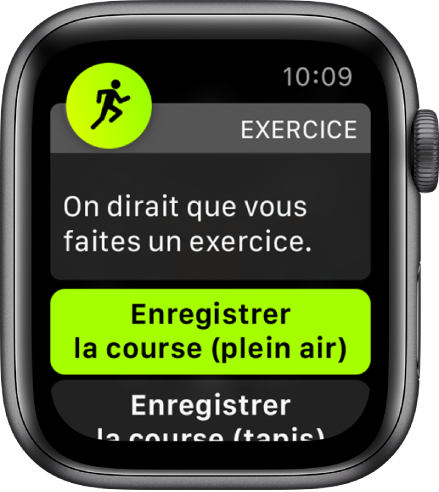 Un écran de détection d’exercice contenant les mots « Il semble que vous êtes en train de faire du sport » suivis par un bouton affichant « Enregistrer la course à l’extérieur ».