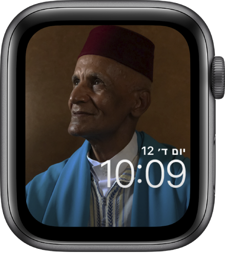 עיצוב השעון ״תמונות״ מראה תמונה מאלבום התמונות המסונכרן שלך. העיצוב מציג את התאריך מעל לשעה.