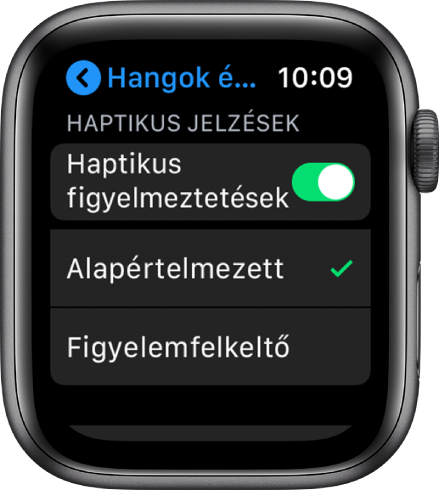 A Hangok és haptikus jelzések beállításai az Apple Watchon; látható a Haptikus jelzések kapcsoló, és alatta az Alapértelmezett és a Figyelemfelkeltő beállítás.