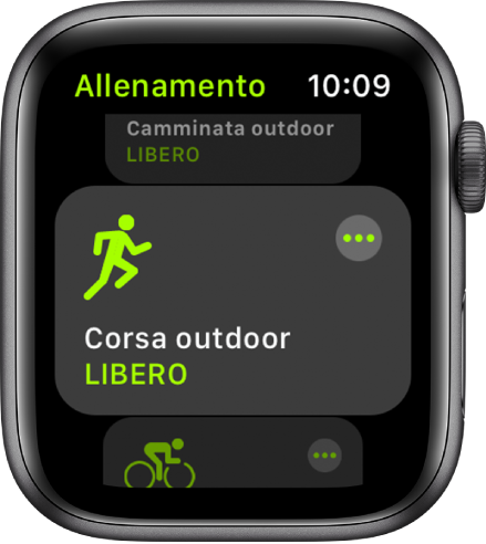 La schermata di Allenamento con “Corsa outdoor” evidenziato.