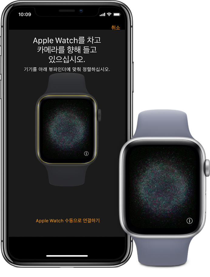 Apple Watch를 왼쪽 손목에 차고 있고 연결된 iPhone을 오른손으로 들고 있는 연결에 대한 그림입니다. iPhone 화면에는 연결 지침과 함께 뷰파인더에 Apple Watch가 표시되어 있고 Apple Watch 화면에는 연결 그림이 표시되어 있습니다.