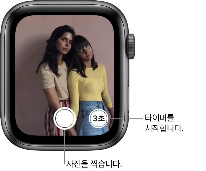 카메라 리모컨으로 사용하는 동안 Apple Watch 화면은 iPhone 카메라 뷰어 화면으로 보입니다. 오른쪽에는 사진 촬영 전에 지연 버튼과 함께 사진 촬영 버튼이 하단 중앙에 나타납니다. 사진을 찍으면 사진 뷰어 버튼이 왼쪽 하단에 나타납니다.