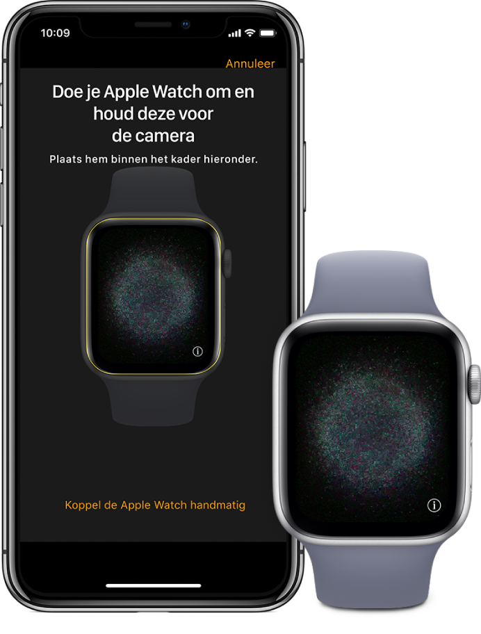 Afbeelding van een linkerarm met de Apple Watch om de pols en een rechterhand die een iPhone vasthoudt om de koppeling tot stand te brengen. Op het iPhone-scherm zijn de koppelingsinstructies te zien en is de Apple Watch zichtbaar in de zoeker. Op het Apple Watch-scherm is een grafische weergave van de koppeling te zien.