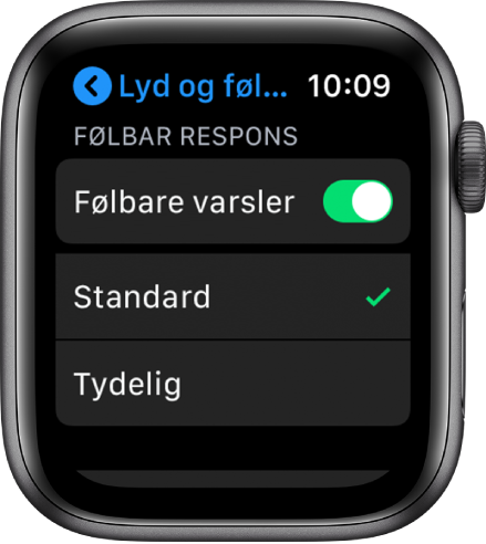 Innstillingene for lyd og følbar respons på Apple Watch, med Følbare varsler-bryteren og valgene Standard og Tydelig nedenfor.