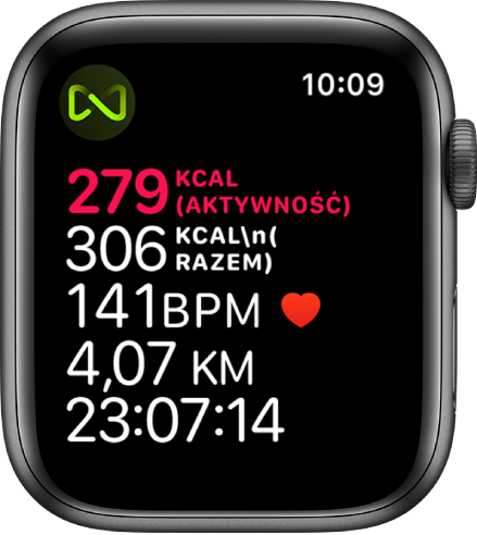 Ekran aplikacji Trening, wyświetlający szczegóły dotyczące treningu na bieżni. Symbol widoczny w lewym górnym rogu wskazuje, że Apple Watch jest połączony bezprzewodowo z bieżnią.