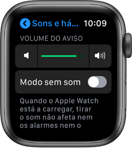 Definições de “Sons e háptica” no Apple Watch com o nivelador do “Volume de aviso” na parte superior e o botão de “Modo sem som” por baixo.
