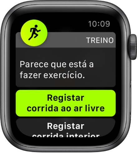 Um ecrã de deteção de treino que contém as palavras “Parece estar a treinar” seguido de um botão que indica “Registar corrida ao ar livre”.