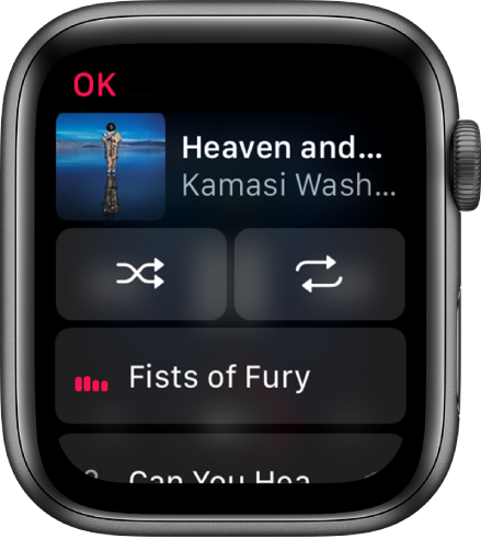 Ecrã com a lista de faixas, com o grafismo do álbum no canto superior esquerdo, os botões Modo aleatório e Repetir por baixo e duas faixas, uma delas com barras vermelhas que indicam que está a ser reproduzida.