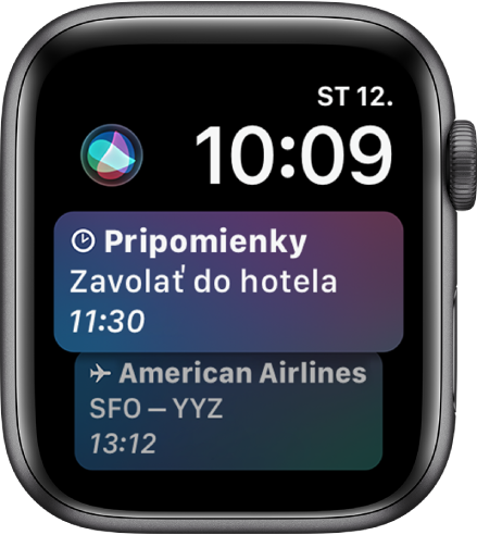 Ciferník Siri, na ktorom je zobrazený spravodajský titulok a cena akcie. V ľavej hornej časti obrazovky sa nachádza tlačidlo Siri.