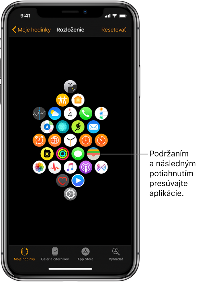 Obrazovka Rozloženie v apke Apple Watch zobrazujúca ikony zoradené v mriežke. Popis ukazuje na ikonu apky a je na ňom uvedené „Dotykom a potiahnutím presúvajte apky“.
