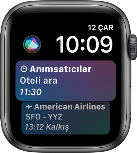 Bir haber başlığını ve hisse senedi fiyatını gösteren Siri saat kadranı. Siri düğmesi, ekranın sol üst tarafındadır.