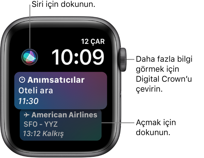 Bir anımsatıcıyı ve bir uçuş kartını gösteren Siri saat kadranı. Siri düğmesi, ekranın sol üst tarafındadır. Tarih ve saat sağ üsttedir.
