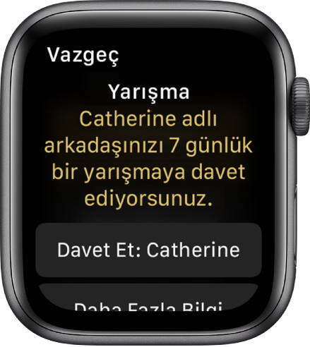 Yarış ekranında “Yarışma: Catherine adlı arkadaşınızı 7 günlük bir yarışmaya davet ediyorsunuz.” yazıyor. Altında iki düğme görünüyor. İlkinde “Davet Et: Catherine” ve ikincisinde “Daha Fazla Bilgi” yazıyor.