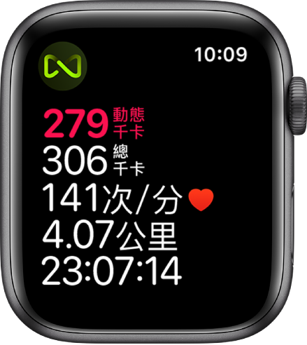 「體能訓練」畫面列出跑步機體能訓練的詳細資料。左上角的符號表示 Apple Watch 已無線連接到跑步機。