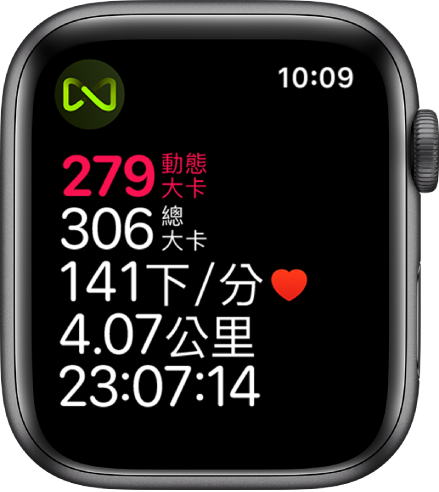 「體能訓練」畫面顯示跑步機體能訓練的詳細資訊。左上角的符號表示 Apple Watch 以無線方式連接到跑步機。