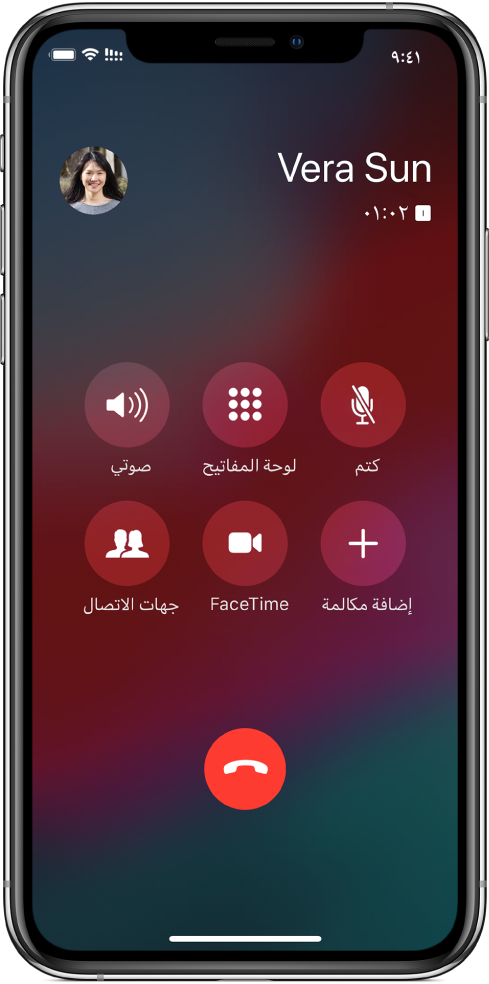 شاشة الهاتف تعرض أزرار الخيارات المتوفرة أثناء إجراء مكالمة. في الصف العلوي، من اليمين إلى اليسار تظهر الأزرار: كتم الصوت، ولوحة الأرقام، والسماعة. في الصف السفلي، من اليمين إلى اليسار تظهر الأزرار: إضافة مكالمة، وFaceTime، وجهات الاتصال.