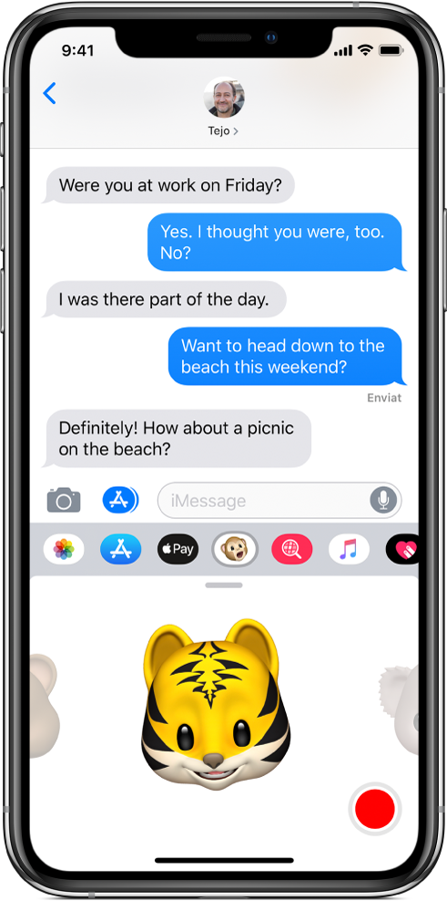 Conversa a l’app Missatges amb un animoji seleccionat que l’usuari està a punt de gravar i enviar.