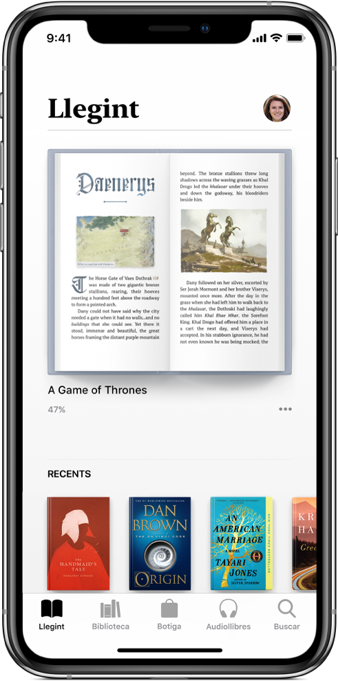 Pantalla Llegint a l’app Llibres. A la part inferior de la pantalla, d’esquerra a dreta, hi ha les pestanyes Llegint, Biblioteca, Botiga, Audiollibres i Buscar.