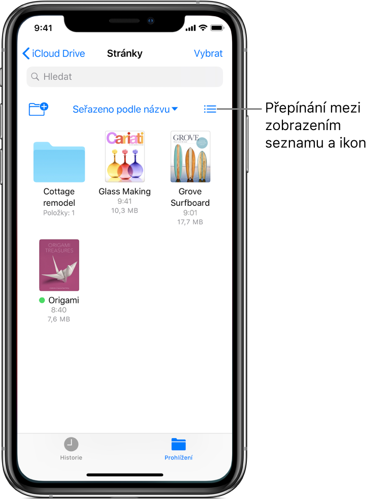 Místo na iCloud Drivu, kam se ukládají soubory Pages. Položky jsou seřazené podle názvů a zahrnují složku s názvem Přestavba chaty a tři dokumenty: Výroba sklenic, Prkna Grove a Origami. V blízkosti levého horního rohu je vidět tlačítko pro přidání složky a v blízkosti pravého horního rohu tlačítko pro přepínání mezi zobrazením seznamu a ikon.