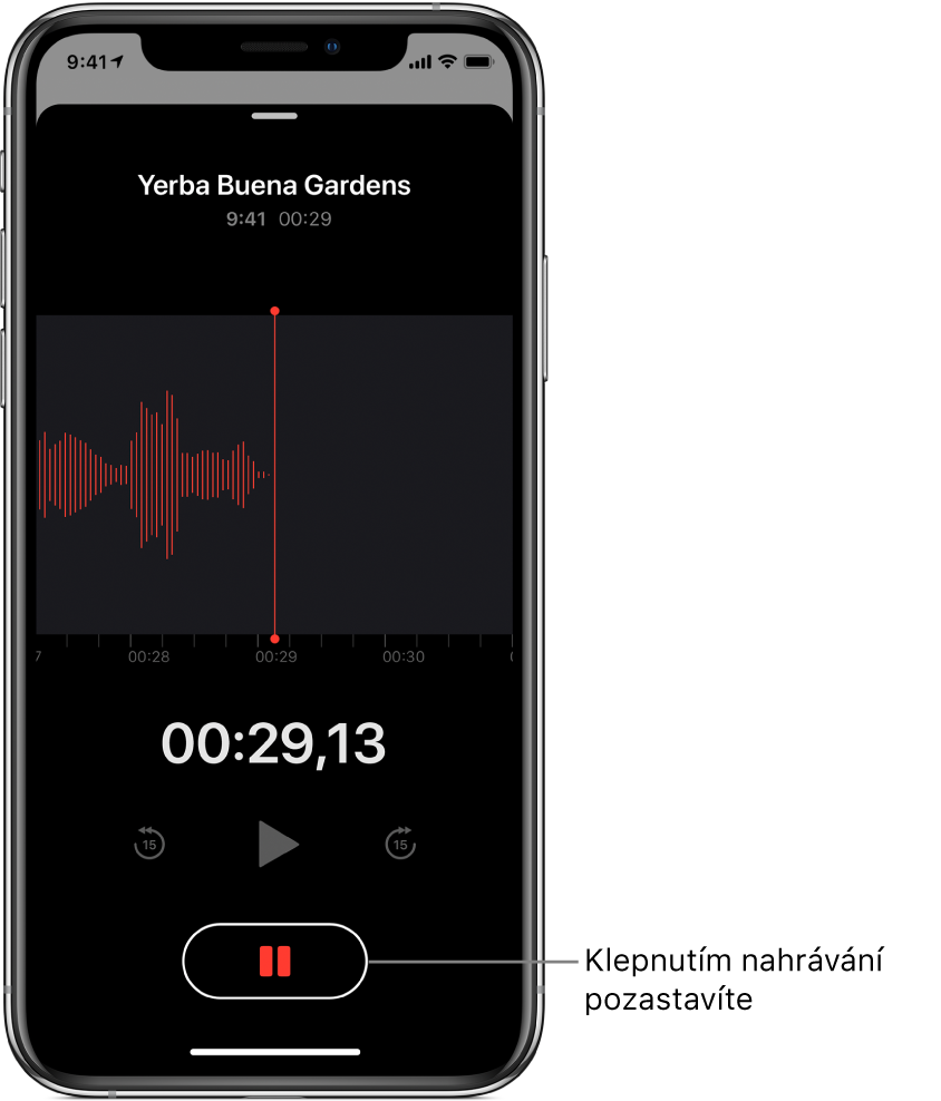 Obrazovka probíhajícího nahrávání v aplikaci Diktafon s aktivním tlačítkem pauzy a ztlumenými ovládacími prvky pro přehrávání a přeskočení o 15 sekund dopředu a o 15 sekund zpět. V hlavní části obrazovky je vidět vlnový průběh vznikajícího záznamu spolu s ukazatelem času.