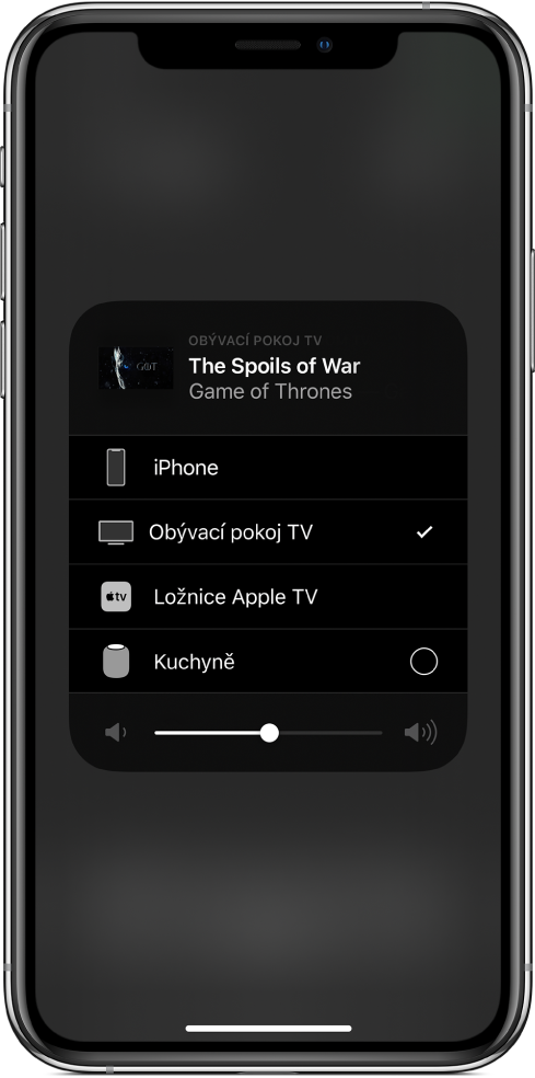  Otevřené okno AirPlay s názvem epizody televizního pořadu. Pod ním se nachází seznam zařízení AirPlay. V seznamu je vybraný televizor v obývacím pokoji. U dolního okraje okna je vidět jezdec hlasitosti.