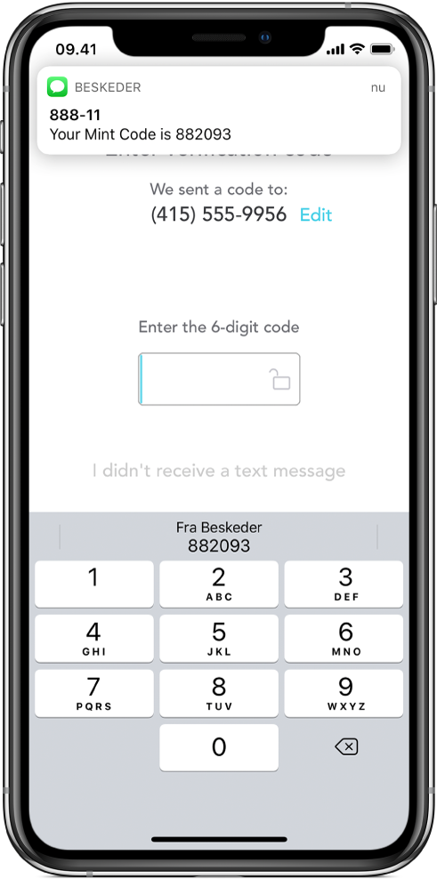 Der vises en iPhone-skærm for en app, som kræver en kode på seks cifre. Appskærmen indeholder en besked om, at koden blev sendt. Der vises en meddelelse fra appen Beskeder øverst på skærmen med beskeden: “Your Mint Code is 882093”. Tastaturet vises nederst på skærmen. Øverst på tastaturet vises tegnene “882093”.