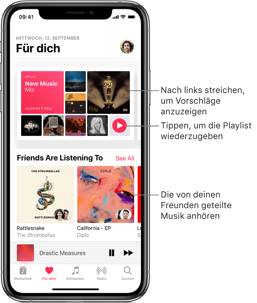 Der Bildschirm „Für dich“ mit der Playlist „Musik im Mix“ oben. Rechts unter der Liste ist die Taste „Wiedergabe“ zu sehen. Unten ist der Bereich mit der Musik zu sehen, die deine Freunde hören. In dem Bereich sind die Cover zweier Alben zu sehen.