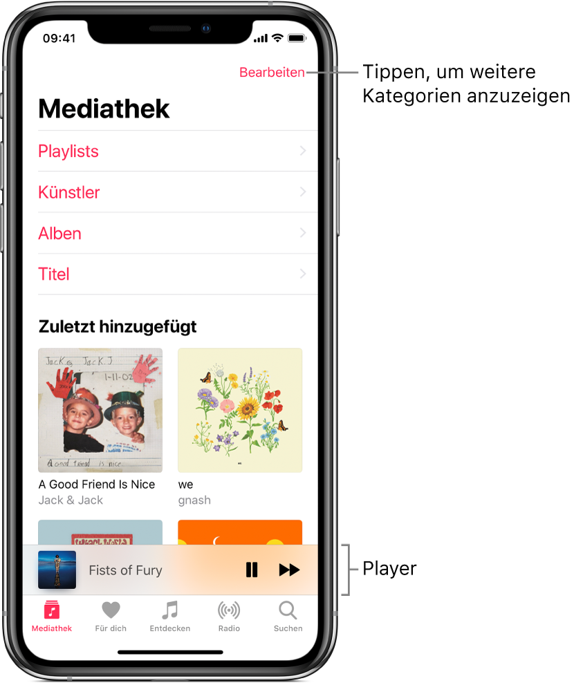 Der Bildschirm „Mediathek“ mit einer Liste der Kategorien „Playlists“, „Künstler“, „Alben“ und „Musiktitel“. Die Überschrift „Zuletzt hinzugefügt“ wird unter der Liste angezeigt. Der Player mit dem Titel des aktuellen Musiktitels und den Tasten „Anhalten“ und „Nächster Titel“ unten.