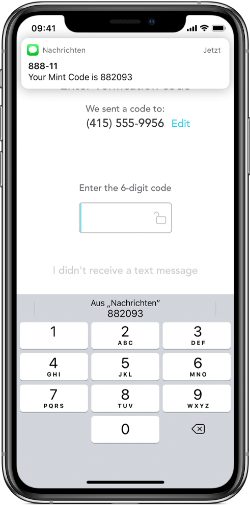 Ein iPhone-Bildschirm für eine App, für die ein sechsstelliger Code erforderlich ist. Auf dem Bildschirm der App erscheint die Nachricht, dass der Code gesendet wurde. Oben auf dem Bildschirm erscheint die Mitteilung „Your Mint Code is 882093“ der App „Nachrichten“. Unten auf dem Bildschirm ist die Tastatur eingeblendet. Oberhalb der Tastatur werden die Zeichen „882093“ angezeigt.