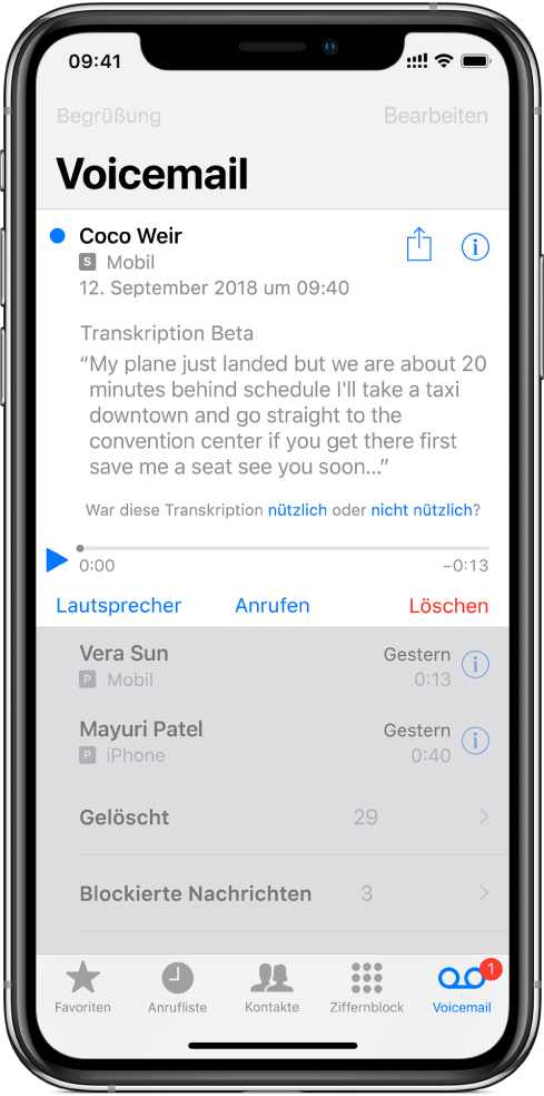 Der Bildschirm „Voicemail“. In der Titelleiste am oberen Bildschirmrand ist links die Taste „Begrüßung“ und rechts die Taste „Bearbeiten“ zu sehen. Unter der Titelleiste ist die Liste der Anrufer zu sehen, die eine Voicemail-Nachricht hinterlassen haben. Der blaue Punkt weist darauf, dass die Nachricht noch nicht abgehört wurde. Beim Tippen auf eine Nachricht werden die Bedienelemente für die Wiedergabe zusammen mit den Tasten „Lautsprecher“, „Anrufen“ und „Löschen“ angezeigt. Über die Taste „Info“ zu einer Nachricht können die Kontaktinformationen des Anrufers (sofern verfügbar) angezeigt werden.