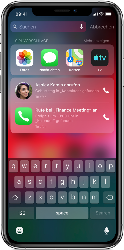 Ein Suchbildschirm mit einer Leiste mit Apps unter dem Motto „Siri-Vorschläge“. Darunter befinden sich zusätzliche Siri-Vorschläge, zum Beispiel der Vorschlag, einer Person zum Geburtstag zu gratulieren oder an einem im Kalender terminierten Meeting teilzunehmen.