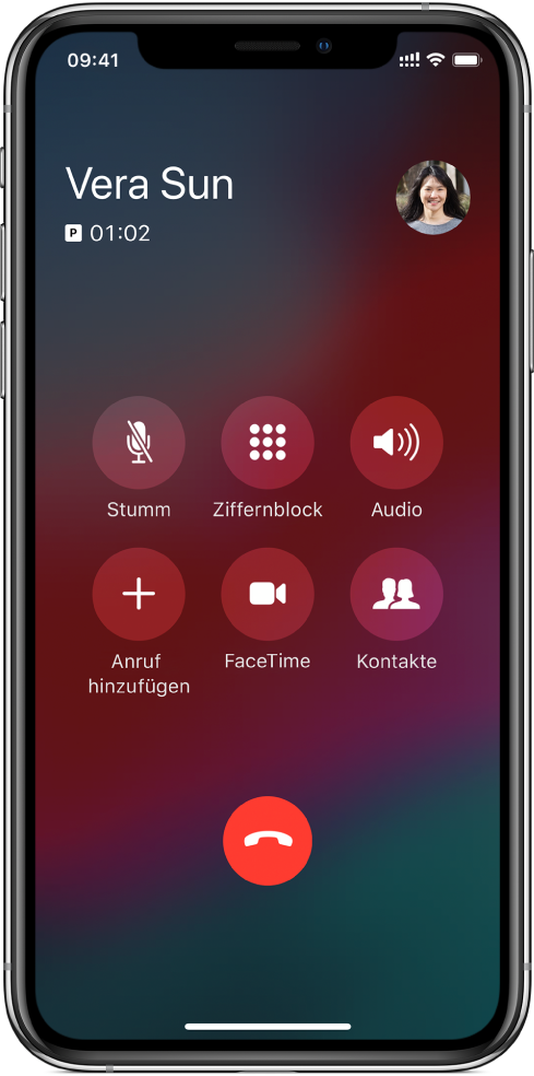 iPhone-Bildschirm mit den während eines Telefonats verfügbaren Tasten und Optionen. Oben befinden sich von links nach rechts die Tasten „Stummschalten“, „Ziffernblock“ und „Lautsprecher“. Unten befinden sich von links nach rechts die Tasten „Anruf hinzufügen“, „FaceTime“ und „Kontakte“.