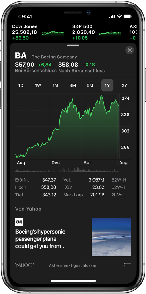 Ein Bildschirm der App „Aktien“ mit einem Ticker aktueller Aktienkurse oben auf dem Bildschirm. Unter diesem Ticker erscheinen die Details zu den einzelnen Aktien. Diese Details sind von oben nach unten das Symbol und der Name der Aktie, der Eröffnungs- und der Schlusskurs, ein interaktives Chart zur Darstellung der Kursentwicklung über verschiedene Zeiträume sowie ergänzende Details und zugehörige News aus der Geschäfts- und Finanzwelt.