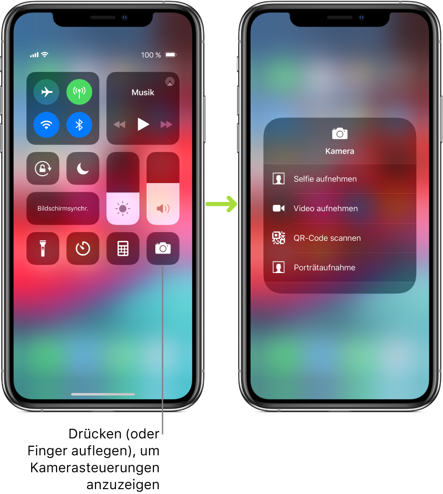 Zwei Bildschirme mit dem geöffneten Kontrollzentrum nebeneinander: Auf dem Bildschirm links sind in der oberen linken Gruppe die Steuerelemente „Flugmodus“, „Mobile Daten“, „WLAN“ und „Bluetooth“ zu sehen. Außerdem ist der Hinweis zu sehen, dass durch Drücken auf das Symbol „Kamera“ (oder durch Auflegen des Fingers auf das Symbol) die Steuerelemente für die Kamera eingeblendet werden können. Auf dem Bildschirm rechts sind diese zusätzlichen Optionen für die Kamera zu sehen: „Selfie aufnehmen“, „Video aufnehmen“, „QR-Code scannen“ und „Porträtaufnahme“.