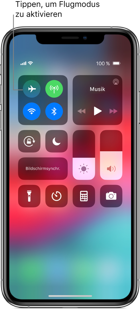 Ein Bildschirm mit dem Kontrollzentrum, auf dem zu sehen ist, wie durch Tippen auf die Taste oben links der Flugmodus aktiviert wird.